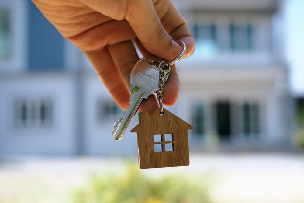 LandlordUnlocksTheHouseKeyForNewHome