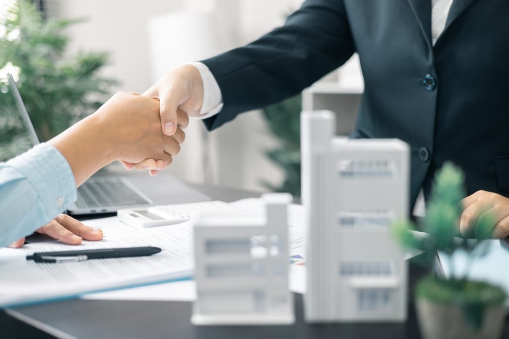Commercial,Real,Estate,Agent,,Along,With,The,Lawyer,From,Agency,